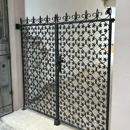 Апартаменти Velaris Downtown Retreat